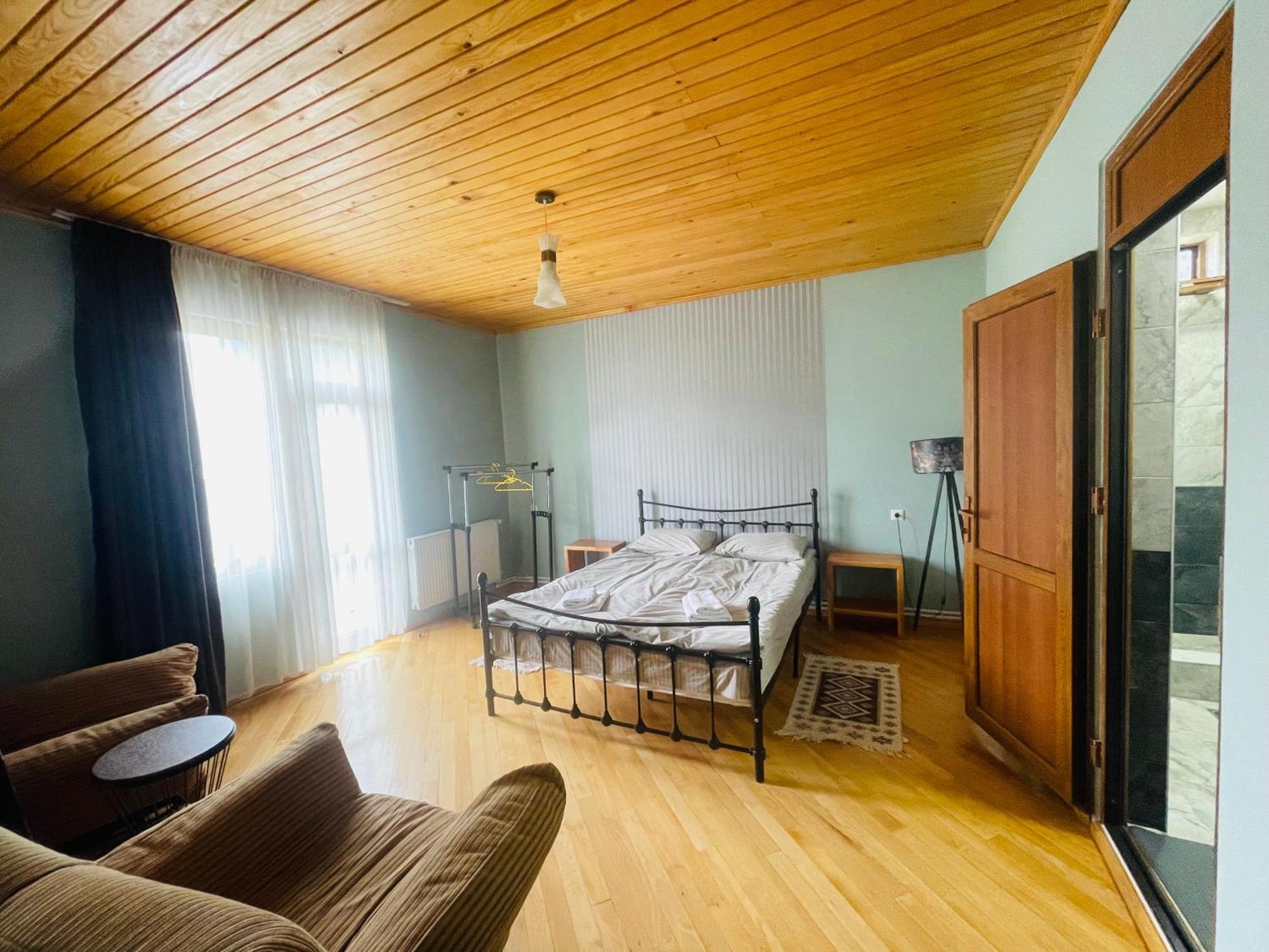 Manana Japaridze'S Guesthouse Mestia Ngoại thất bức ảnh